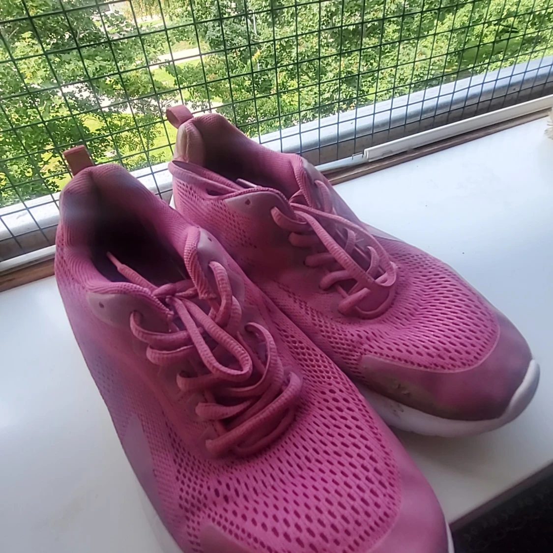 Rosa sneakers med mesh och snörning - 1