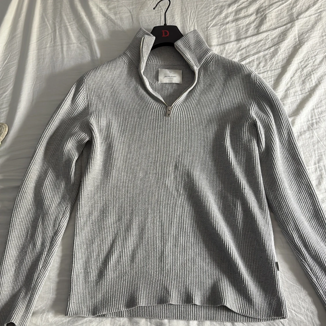 Grå ribbad half zip från Jack & Jones