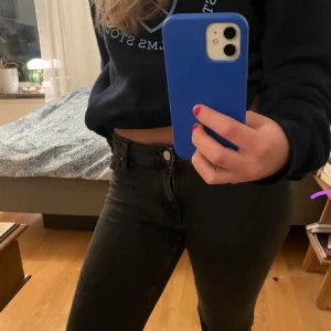 Svarta bootcut jeans - Säljer ett par svarta  jeans med klassisk femficksdesign. Jeansen har en bootcut-passform och är tillverkade i robust denim. Snygga till vardags men även till fest.