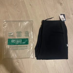 Mörkblå mjukisbyxor Polo Ralph Lauren - Mörkblå mjukisbyxor från Polo Ralph Lauren med klassisk broderad logga på benet. Perfekta för chill dagar eller när du vill vara bekväm men ändå se snygg ut. Alldrig använd! Nypris 1900