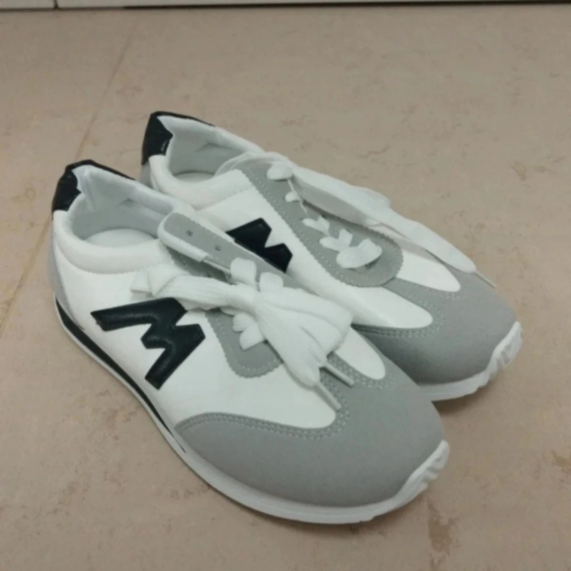 Gråvita sneakers med svart detalj - 1