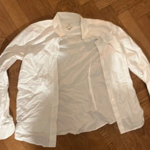 Vit skjorta från gant - Snygg vit skjorta i klassisk modell med lång ärm och knappar framtill. 