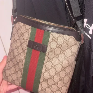 Gucci axelväska  - Även byten går 