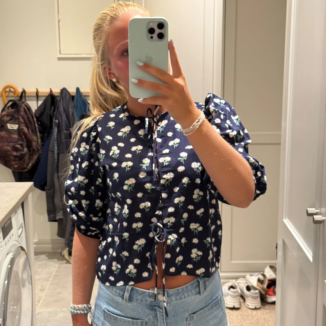 Mörkblå blommig blus med puffärm