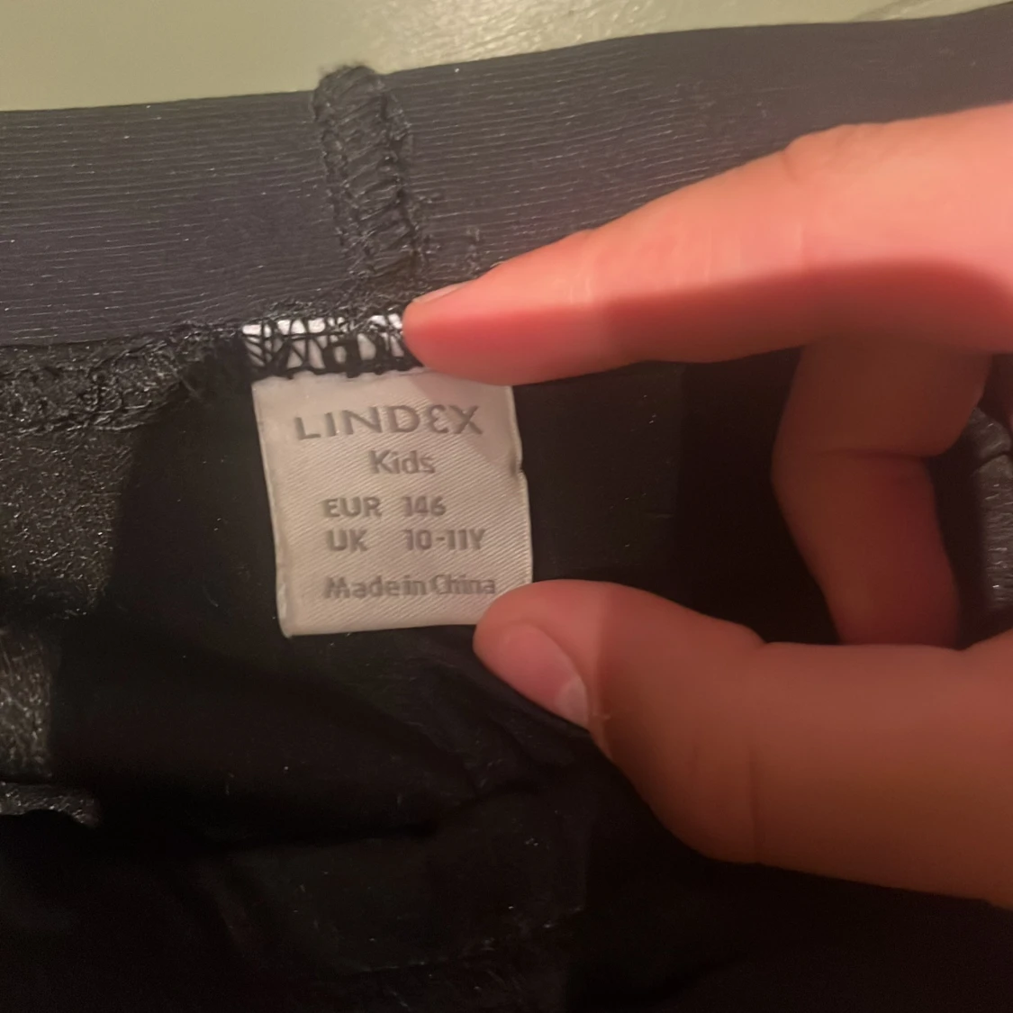 Svarta paljettbyxor från Lindex - 2