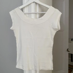 Vit tshirt med bred ringning  - Säljer en stilren vit T-shirt med bred ringning från brandy Melville!💓