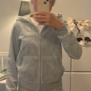 Grå hoodie från Juicy Couture - Säljer en grå hoodie från Juicy Couture. Tröjan har Juicy Couture-logga i silver på ryggen och två stora fickor fram. Mjuk och skön, perfekt för chill dagar. Pris går att diskuter😊🌸💕