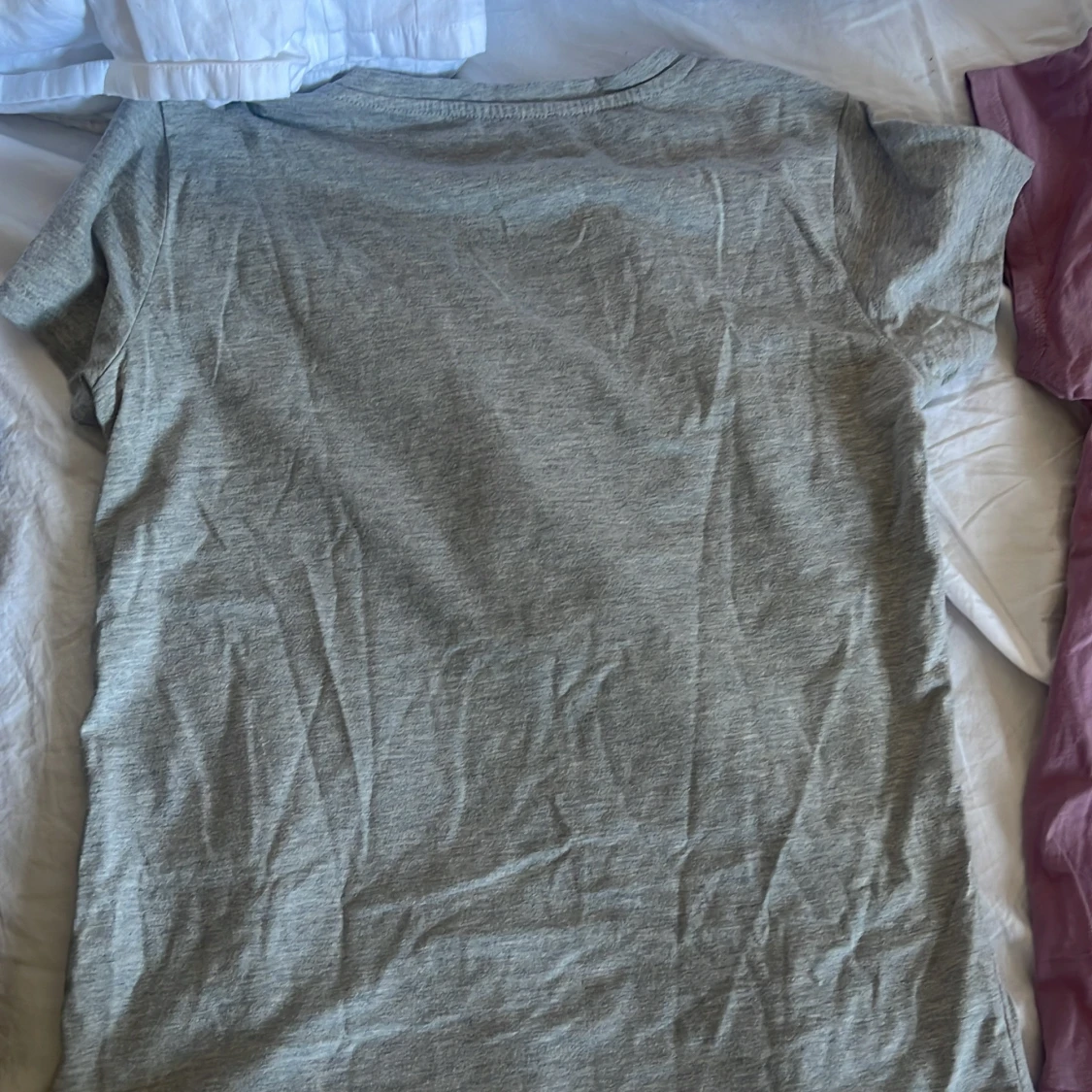 Grå t-shirt med paljetter från XOXO friends - 1