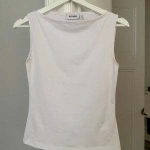 Vit linnetopp från Weekday - Säljer en stilren vit linnetopp från Weekday i storlek S💗