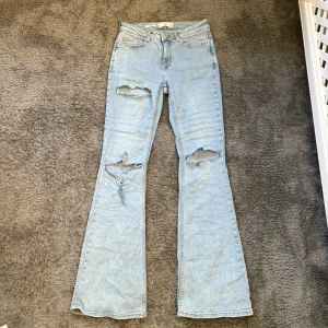 Bootcut jeans med hål  - Supersnygga ljusblåa jeans med hål. 