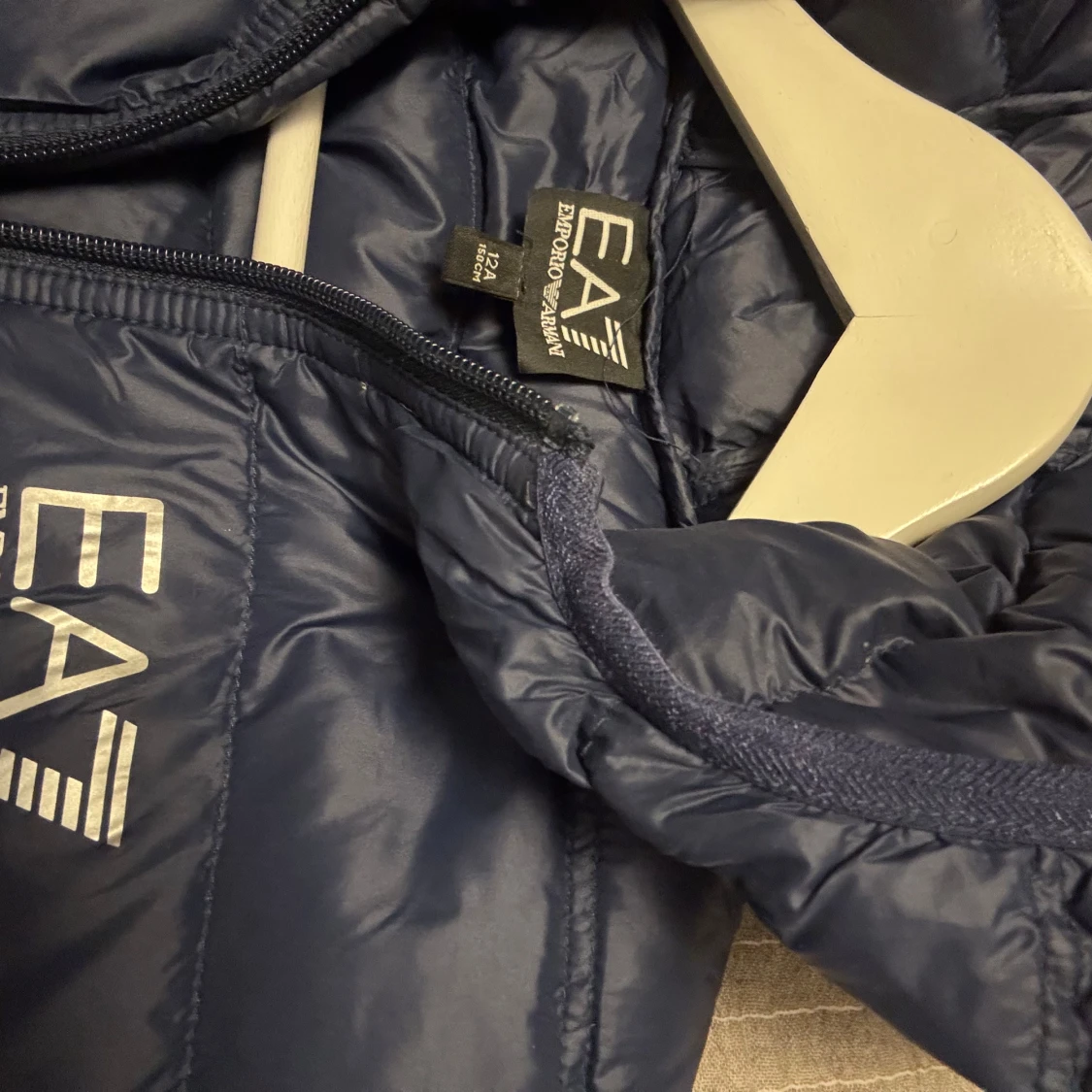 Mörkblå pufferjacka från EA7 Armani - 1