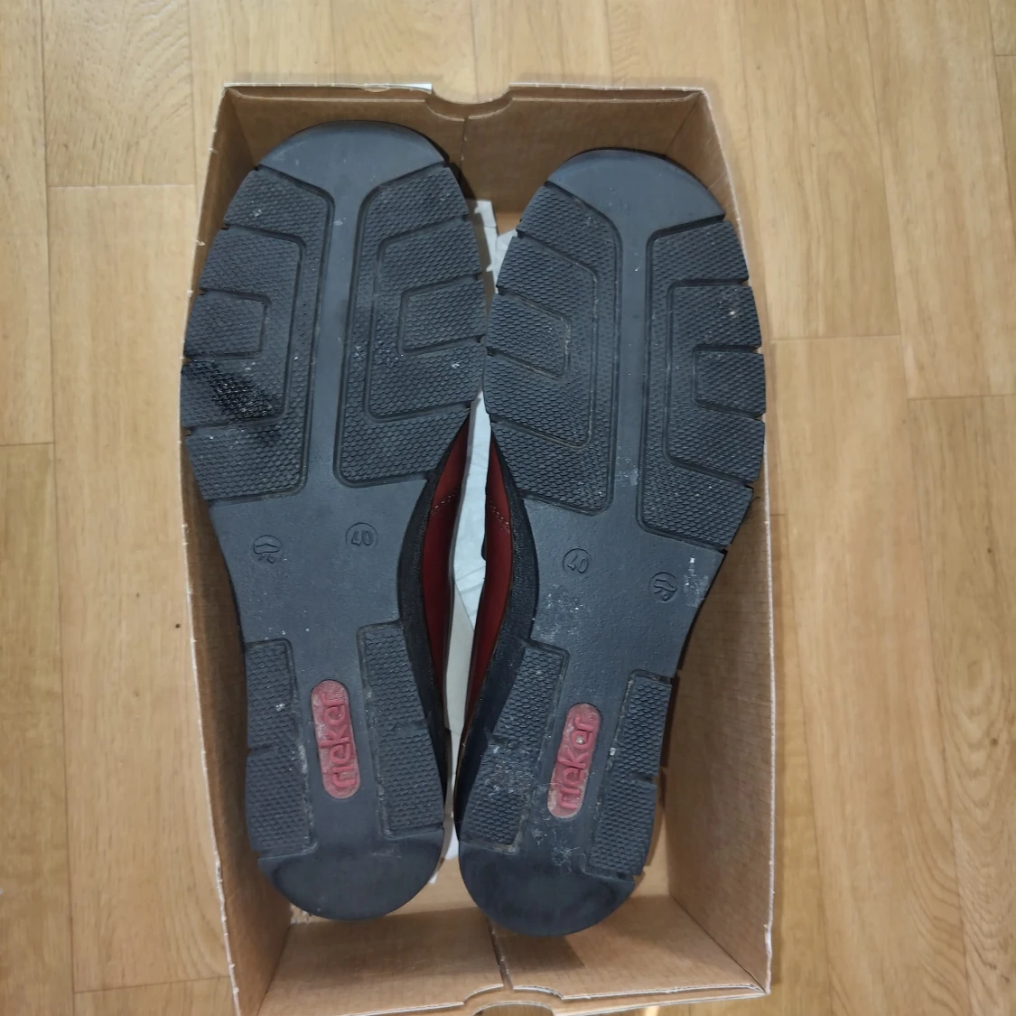 Vinröda skinnloafers från Rieker - 1