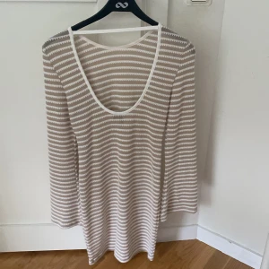 Klänning - Beige och vit superfin klänning. Köpt på Vero Moda i XS. Mjukt material med u ringning i ryggen. Använd 1 gång då jag tycker den inte passar mig i färgen🌸🤍