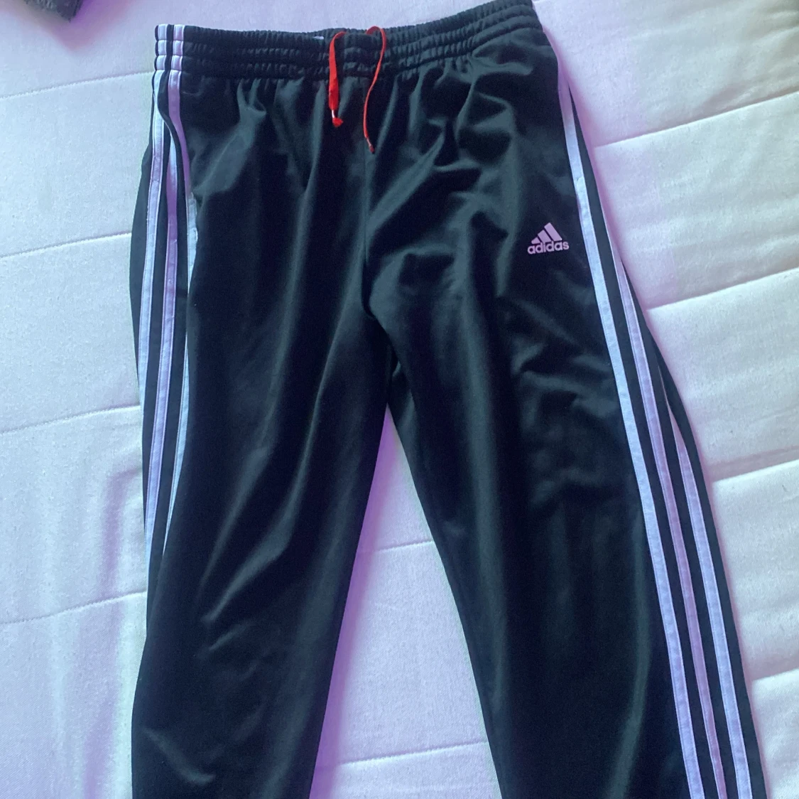 Svarta Adidas mjukisbyxor med ränder