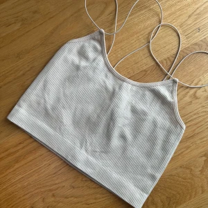 Linnetopp - Croppad linnetopp från bikboks egna märke her(body). Storlek XS-S