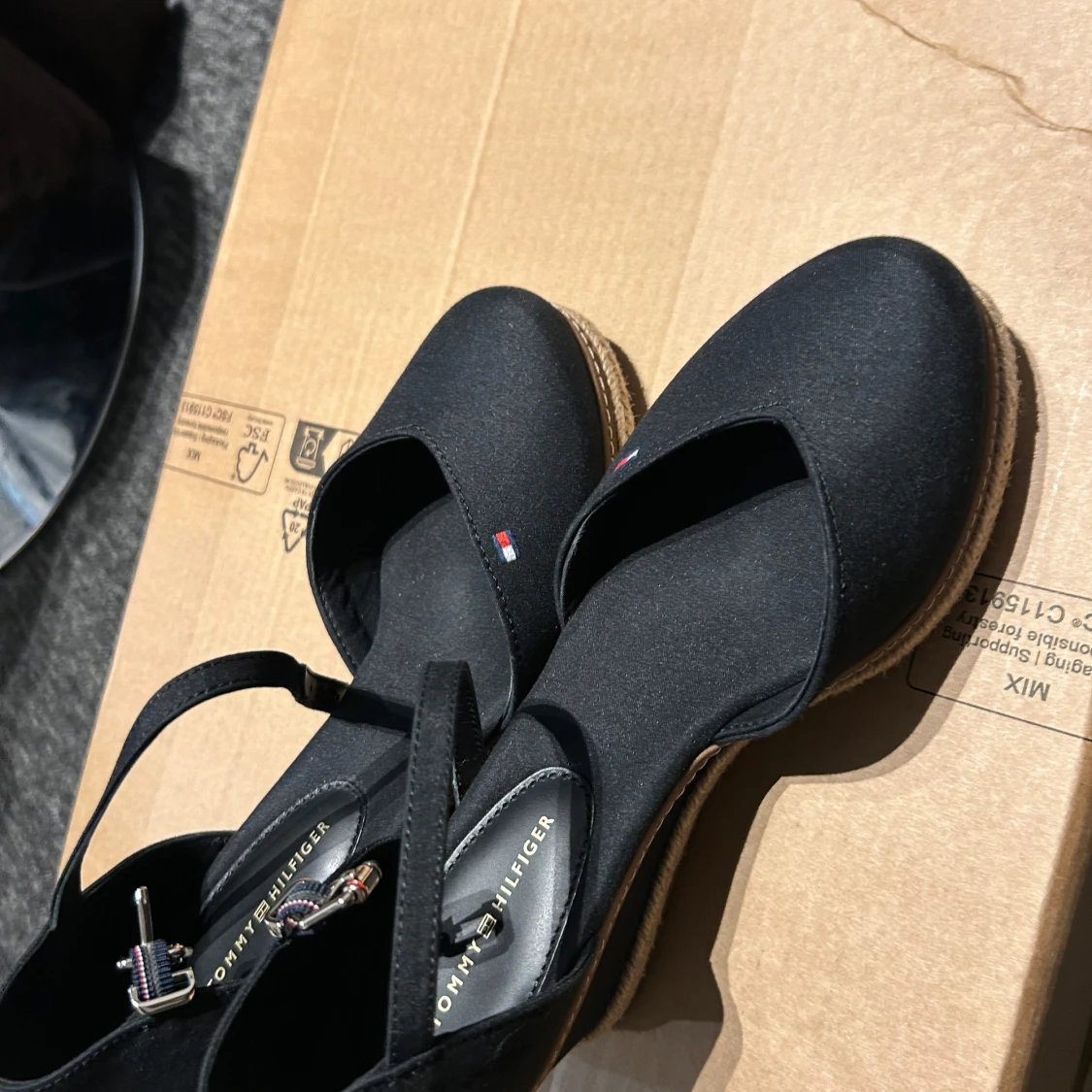 Svarta sandaler från Tommy Hilfiger - 1