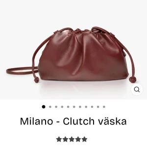 Milano clutch väska🤍 - Vinröd väska från raffinato, storlek small. Rymmer mycket och endast nävens 2 gånger, nypris 499kr och jag säljer för 450kr då den nästan är helt oanvänd men pris går självklart att diskutera!🥰