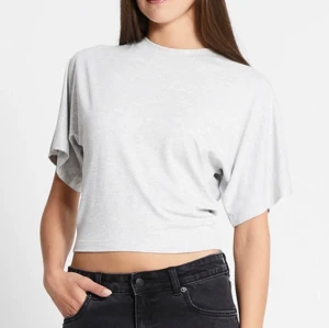 Grå topp - Säljer denna fina toppen som passar till alla tillfällen. Inga skador tecken på användning. Använd 1 gång, fler frågor besvaras privat 