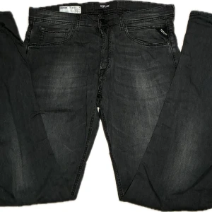 Replay grover  - Ett par riktigt stiliga replay grover jeans, lite större än anbass i storleken och inte lika mycket stretch. Använda en gång, inga synliga defekter!