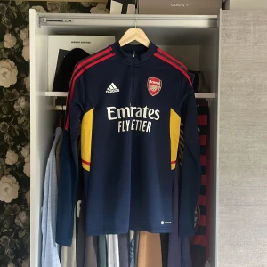  Oanvänd Mörkblå långärmad Arsenal träningströja - Märke: adidas/arsenal                                                              Storlek: S                                                                          Färg: mörkblå/gul/röd                                                                 Skriv om mer info👌                                                   Helt oanvänd 