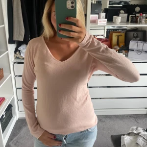 V ringad tröja  - Rosa v ringad tröja i skönt material. 