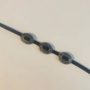 Western choker - En svart choker med tre silvriga detaljer! Har lite cowboy/western vibe 🫶🏻 Justerbar längd mellan 30-36 cm