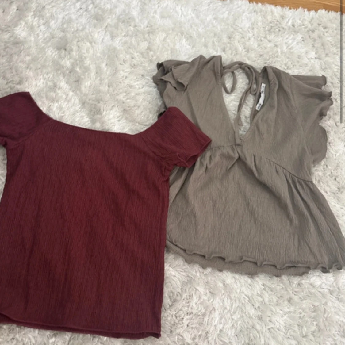 Två toppar: vinröd offshoulder & beige knyt