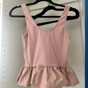 Jättesöt tröja💕 - Säljer denna jättesöta tröja från hm💕💕 säljer den då jag råkade beställa två stycken🥹🥰 den är helt slutsåld i butik o jättefin på🐬☺️denna är aldrig använd o helt perfekt till allt😆🩷