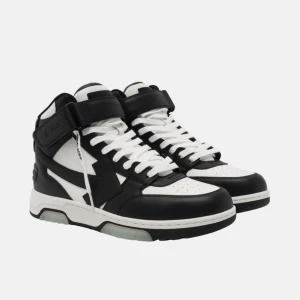 Off-White svartvita high top sneakers - NYA. BOX/KVITTO Svartvita high top sneakers från Off-White med ikonisk blixtdetalj på sidan. Skorna har snörning, kardborreband vid ankeln och Off-White-logga bak. Tillverkade i skinn. STORLEK 42-43+ 