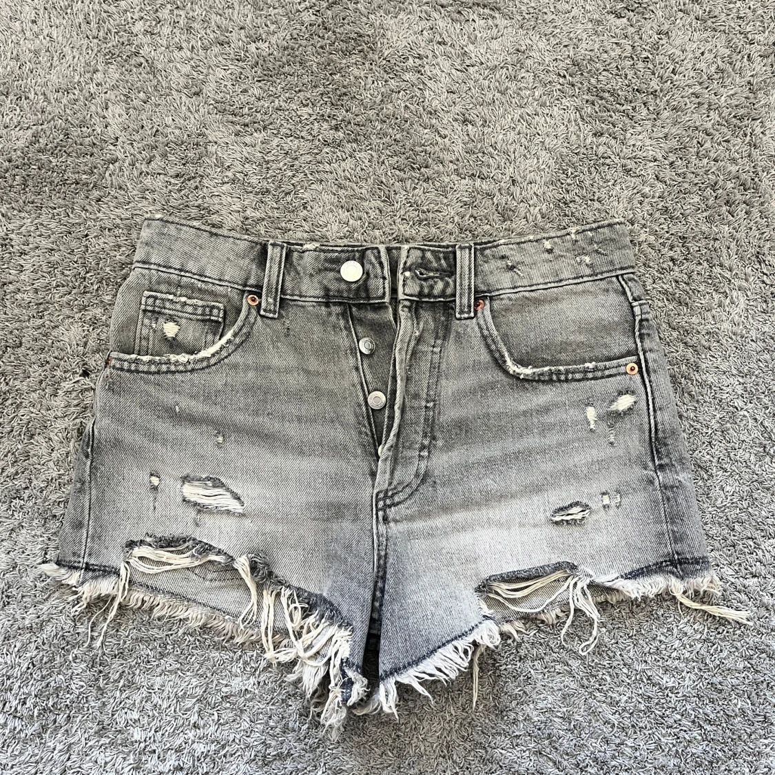 Gråa jeansshorts med slitningar från Zara - 1