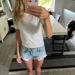 Vit stickad T-shirt  - En fin vit stickad t-shirt i nytt skick, väldigt mjukt material från Zara 