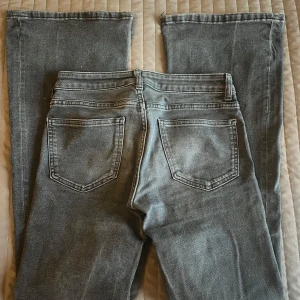 Svarta bootcut jeans med låg midja  - Snygga svarta jeans med bootcut-modell och låg midja. (Passar både som S och XS)