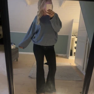 Blå oversized långärmad tröja - Säljer en oversized blå tröja med lång ärm och rund hals. Tröjan har en loose fit och är perfekt för dig som gillar en avslappnad stil. Enkel och stilren design som funkar till det mesta. Materialet känns mjukt och skönt mot huden.