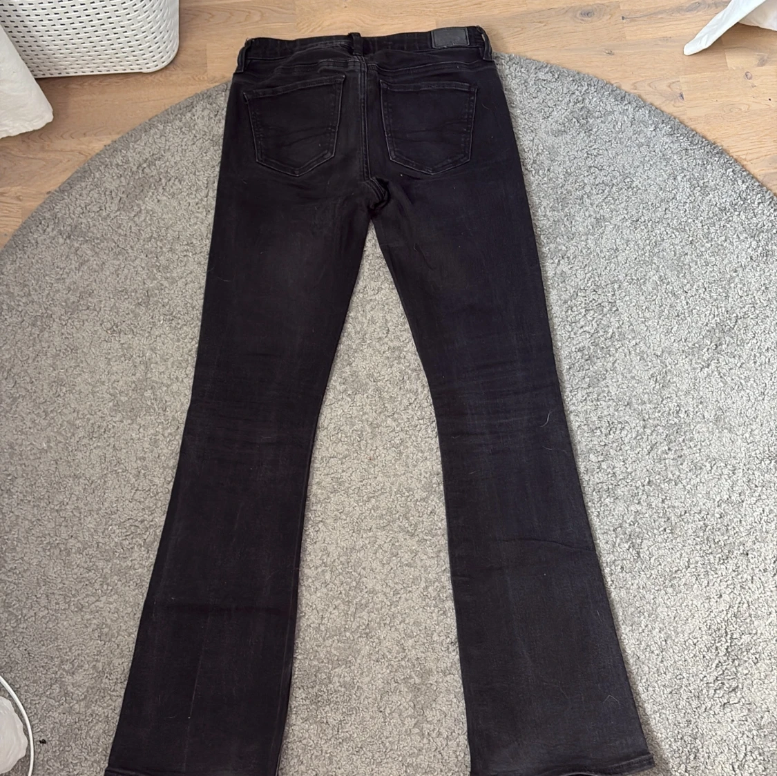 Svarta  mid rise bootcut jeans från American Eagle  - 1