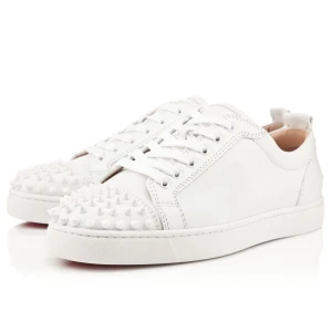 Vita sneakers med nitar från Louboutin - Snygga helvita sneakers från Christian Louboutin i skinn med coola nitar på tån. Klassisk låg modell med snörning och rund tå. Perfekta för dig som vill sticka ut med en edgy detalj men ändå hålla det stilrent.