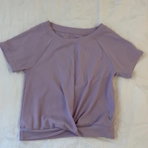 Lila träningstopp - Lila träningstopp ifrån stadium i stl 134-140