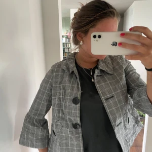 Trekvartsärmad jacka  - Snygg trekvartsämrad jacka med rutigt mönster från hm 
