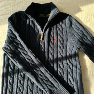 Ralph Lauren Quarter Zip - En mycket fin kabelstickad tröja ifrån Ralph Lauren. Den är i ett toppenskick, endast testad. Säljes pågrund av att den var för liten. Passar inte priset så lägg ett meddelande!🙌