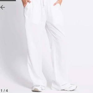 Vita linnebyxor  - Vita linnebyxor från 157 med elastisk midja och snörning. Raka ben och fickor på sidorna.