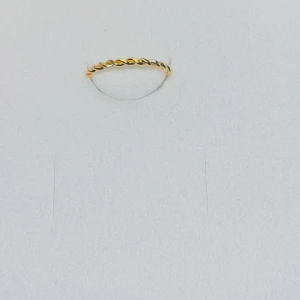 Tunn tvinnad guldplaterad ring - En stilren och tunn ring guldplaterad med tvinnad design. Perfekt för att bära ensam eller att stapla med andra ringar. Kommer i en söt rosa organzapåse. Enkel och trendig accessoar som lyfter din look.