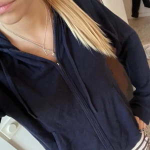 Stickad zip up - Säljer min zip up från lexington, nypris ca 1200. Otroligt lik soft goat! Kan förhandla priset💘