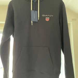 Oanvänd gant medium shield hoodie - Oanvänd Gant hoodie. Nypris ca 1000kr. Pris 750kr eller bud.