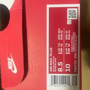 Nike Air Max Plus svart/vit strl 42 - Nike Air Max Plus i svart och vitt med ikoniska vågformade detaljer och synlig Air Max-dämpning. Snygga snören i svartvitt mönster och robust sula. Perfekta för dig som vill sticka ut med en sportig och modern look.