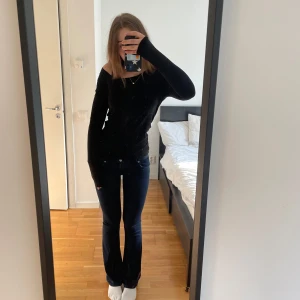 Svart offshoulder långärmad tröja - Säljer en svart långärmad tröja med offshoulder-design. Tröjan har en slim passform och är perfekt för dig som gillar en stilren och enkel look. Passar till både jeans och kjol. Materialet känns mjukt och följsamt. Storlek s