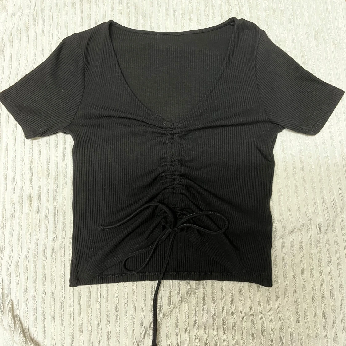 Svart ribbad topp med snörning