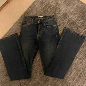 Mörkblå bootcut jeans - Snygga mörkblå bootcut jeans i storlek 34.