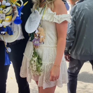 Studentklänning Off-shoulder - Off-shoulder klänning jag hade på studenten. Använd en gång. Perfekt längd, inte för kort -inte för lång. Alla bilder e från min student!