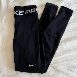 Nike Pro svarta leggings med meshdetalj - Svarta Nike Pro leggings med  resår i midjan och vit logga framtill. Snygga meshpaneler nedtill. Mycket bra skick, storlek S. Nypris 449kr. 🌸✨