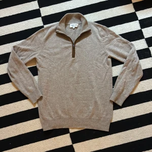 Davida Cashmere Half Zip - Säljer nu min sjukt snygga davida cashmere tröja som har blivit för liten för mig. Tröjan är i storlek M men passar mer som storlek S. Skulle säga om du är emellan 165-173 cm så sitter den som bäst på dig. Tröjan är i toppskick. Nypriset är 2699kr. Skick är 9/10