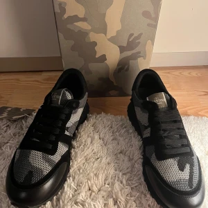 Valentino Rockrunner  - Ett par feta camo rockrunners i svart i storlek 43 sitter som 42 väldigt bra skicks allt og fårs med 